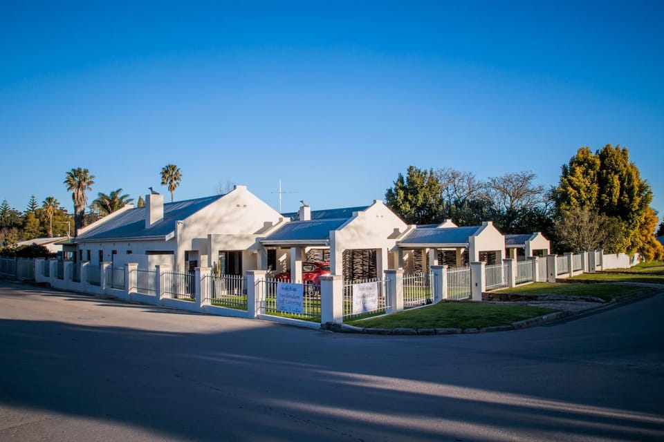 Property building, Facade/entrance, Garden, Street view, Street view, Parking