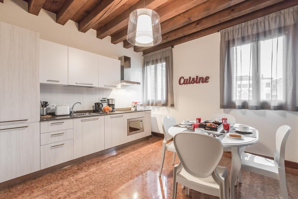 Coffee/tea facilities, Kitchen or kitchenette, Dining area