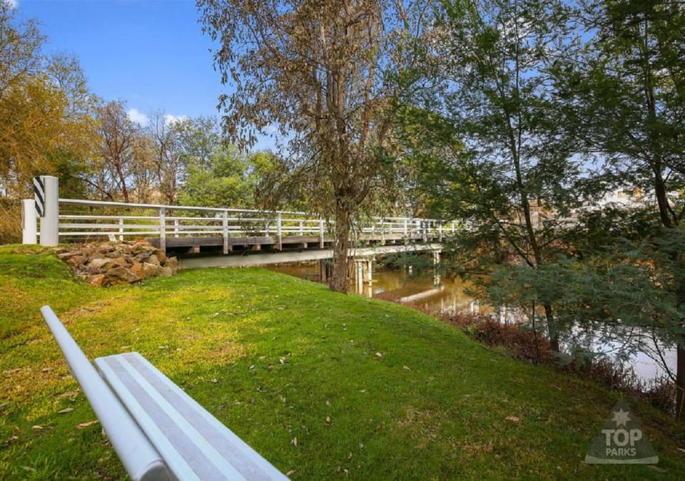 Yea Riverside Caravan Park Campground/ 
RV Resort in Yea