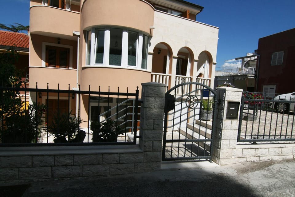 Property building, Facade/entrance, Day, BBQ facilities, Balcony/Terrace, Beach, Area and facilities, Parking, internet