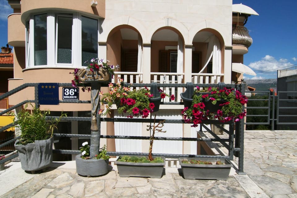 Property building, Patio, Facade/entrance, Property logo or sign, View (from property/room), Balcony/Terrace, Beach, Location, Certificate/Award, flat iron, internet