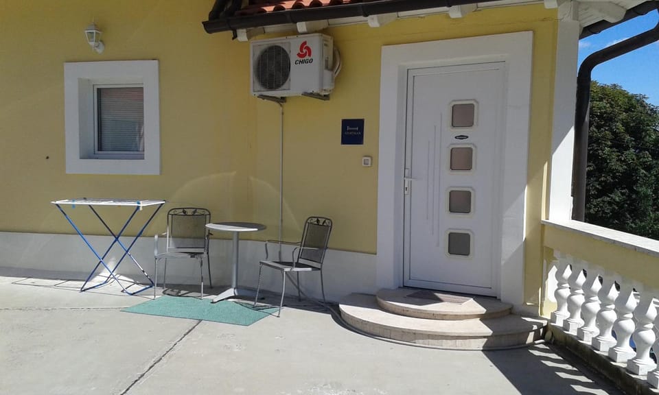 Facade/entrance, Food close-up, Sea view, Street view