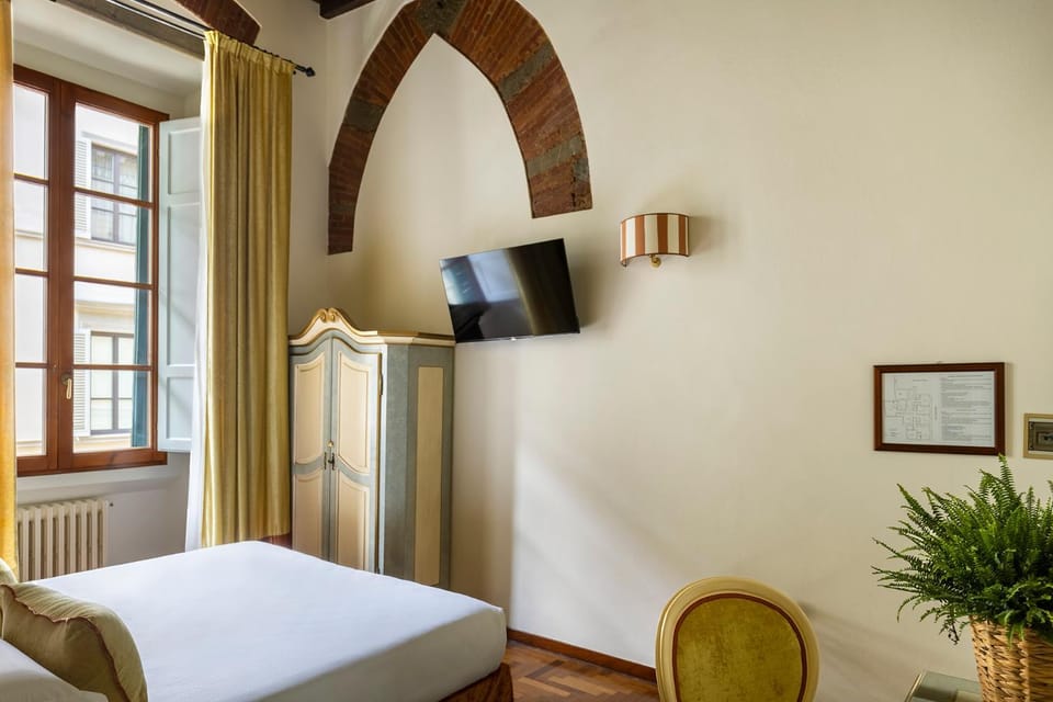 Bed, TV and multimedia, wardrobe