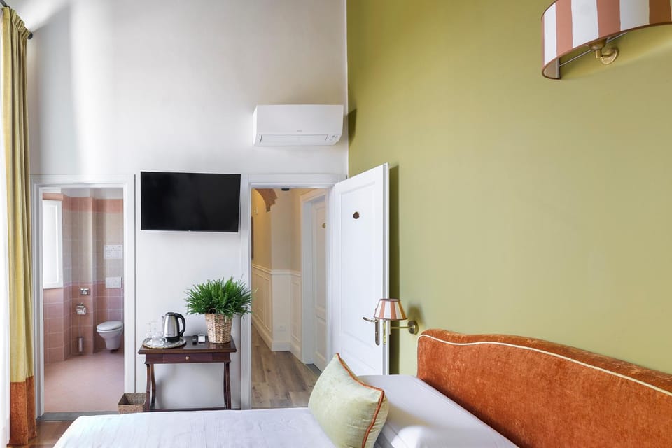 Bed, Bathroom, TV and multimedia, Photo of the whole room, Bedroom