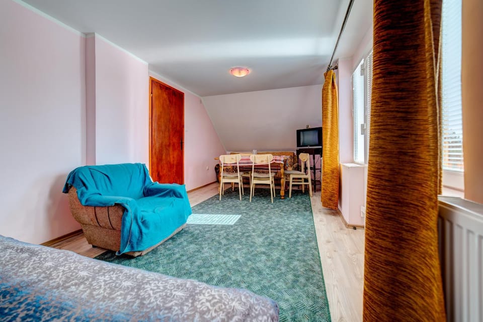 TV and multimedia, Living room, Seating area, Dining area