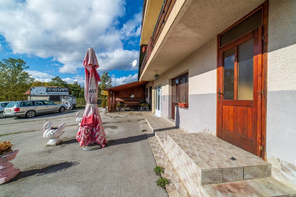 Restaurant/places to eat, Facade/entrance, People, Neighbourhood, On site