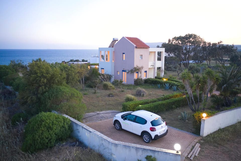 Property building, Neighbourhood, Natural landscape, Sea view, Location, Parking