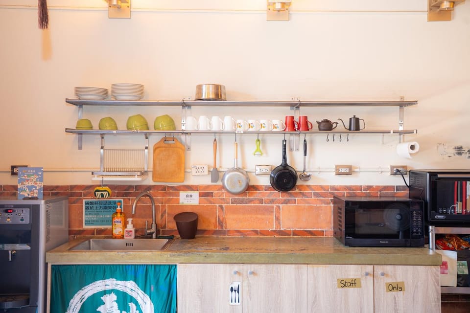 Kitchen or kitchenette, minibar, oven, stove, toaster