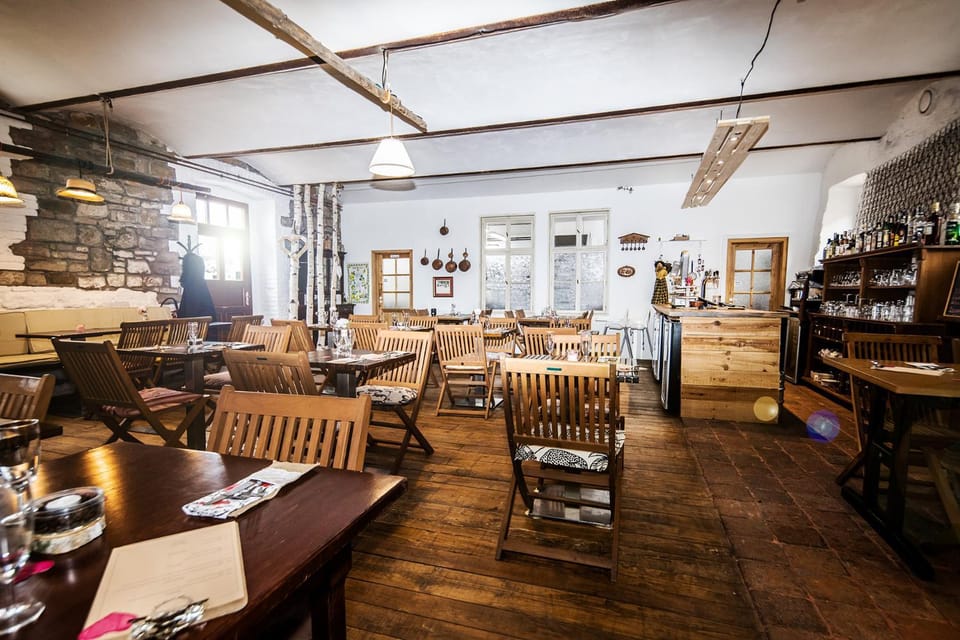 Restaurant/places to eat, Lounge or bar