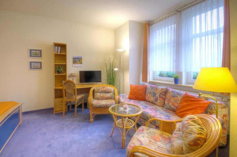 TV and multimedia, Living room, Seating area, Bedroom