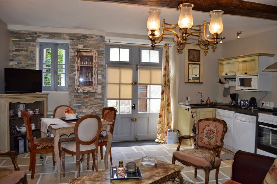 TV and multimedia, Kitchen or kitchenette, Seating area