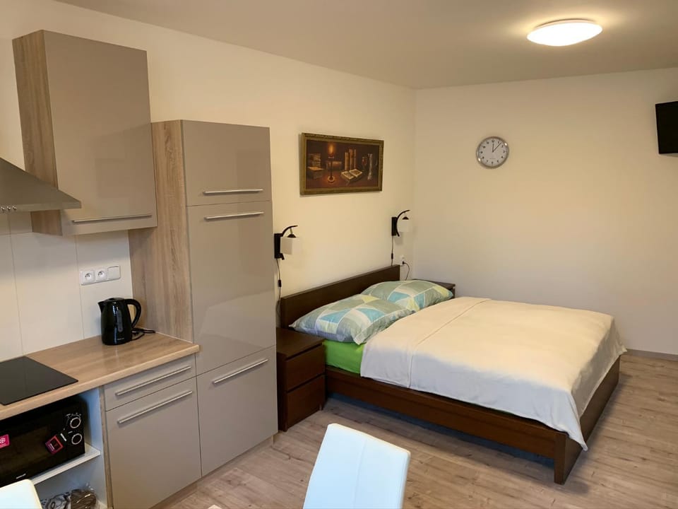 Coffee/tea facilities, Kitchen or kitchenette, Photo of the whole room