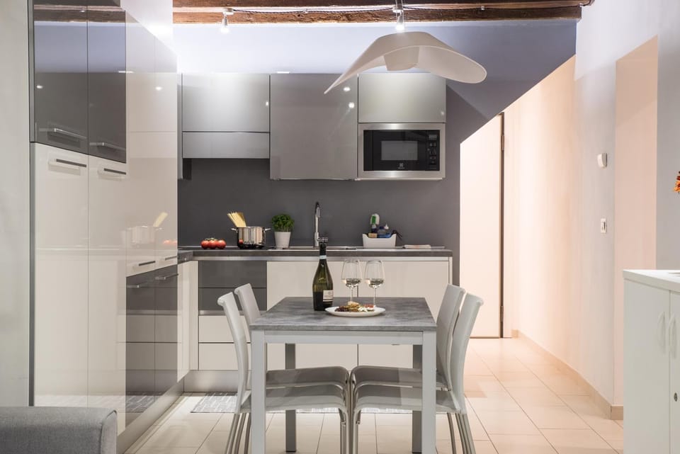 Kitchen or kitchenette, Dining area