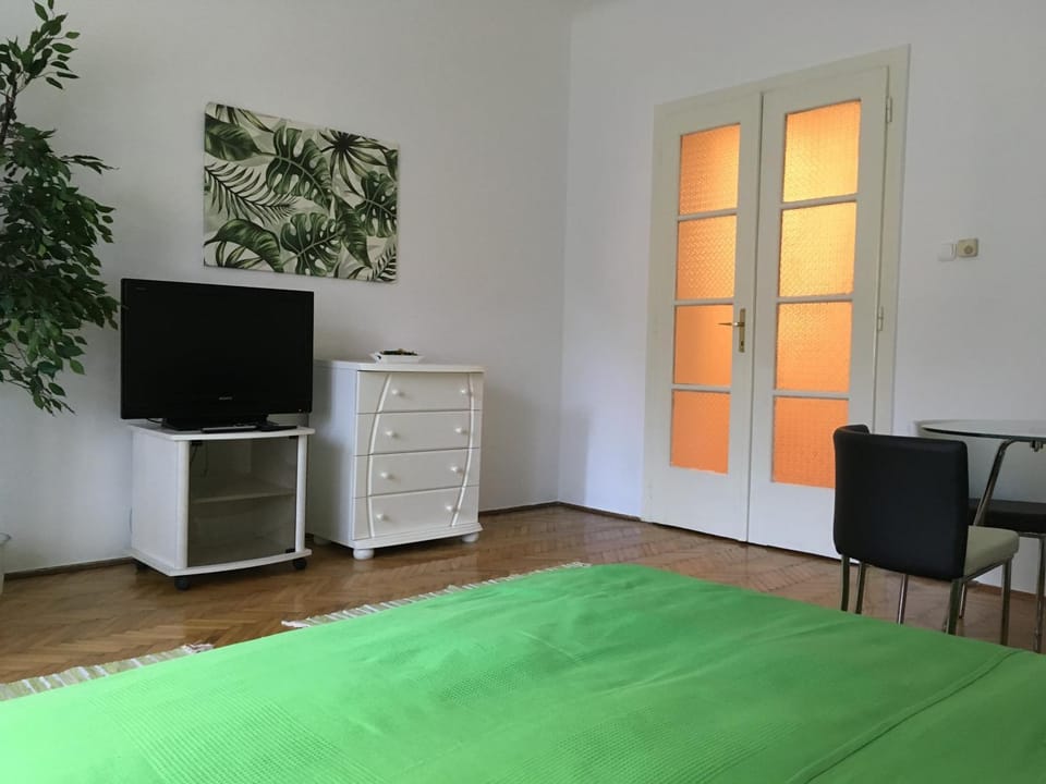 TV and multimedia, Seating area, Bedroom