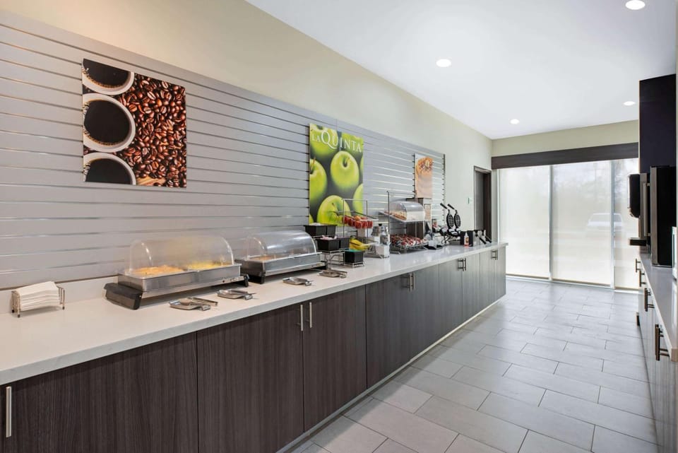 Restaurant/places to eat, Dining area, On site, Breakfast