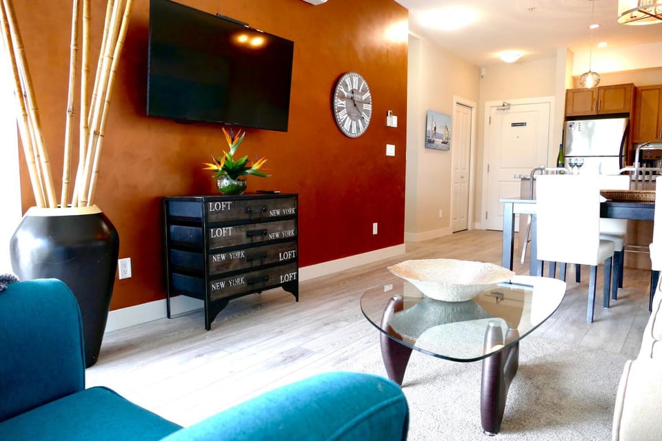 TV and multimedia, Living room, Photo of the whole room, Decorative detail, Seating area, Dining area