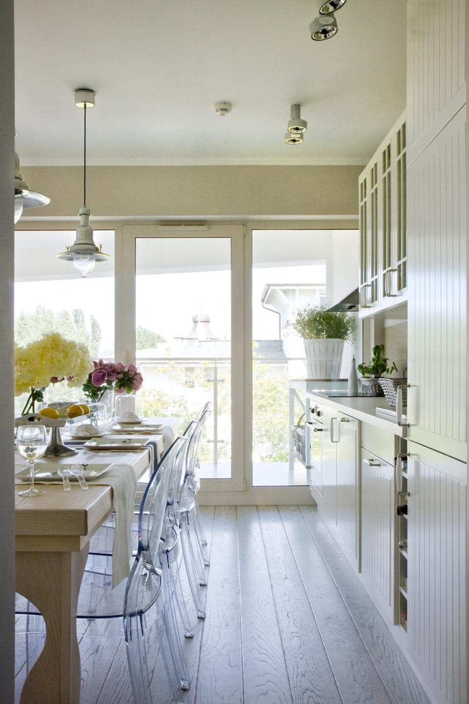 Photo of the whole room, Dining area