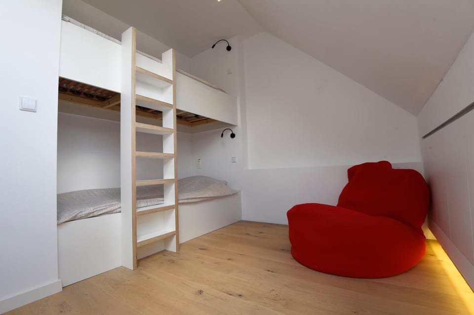 Seating area, Bedroom, bunk bed
