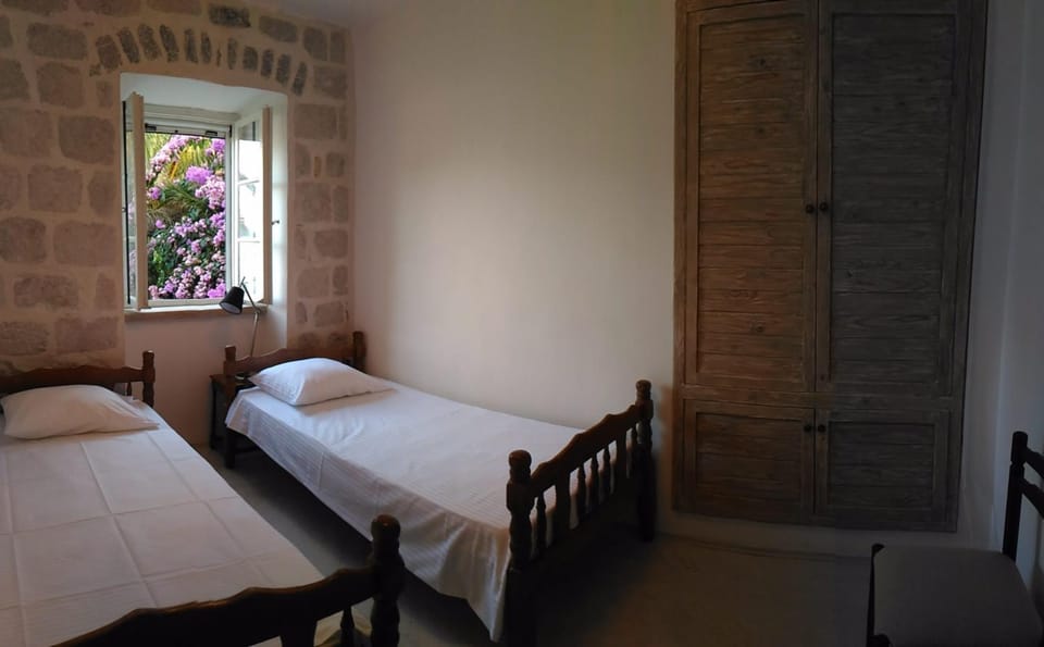 Photo of the whole room, Bedroom, Garden view, Sea view