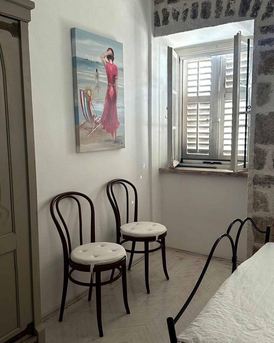 Bed, Photo of the whole room, Seating area, Bedroom
