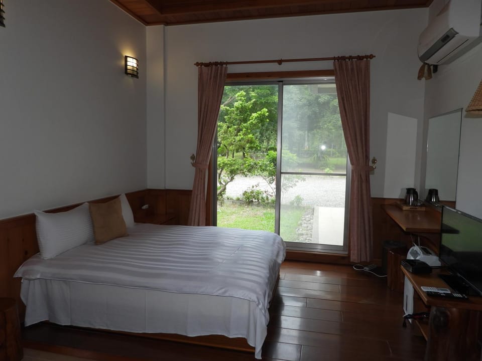 TV and multimedia, Bedroom, Garden view, air conditioner