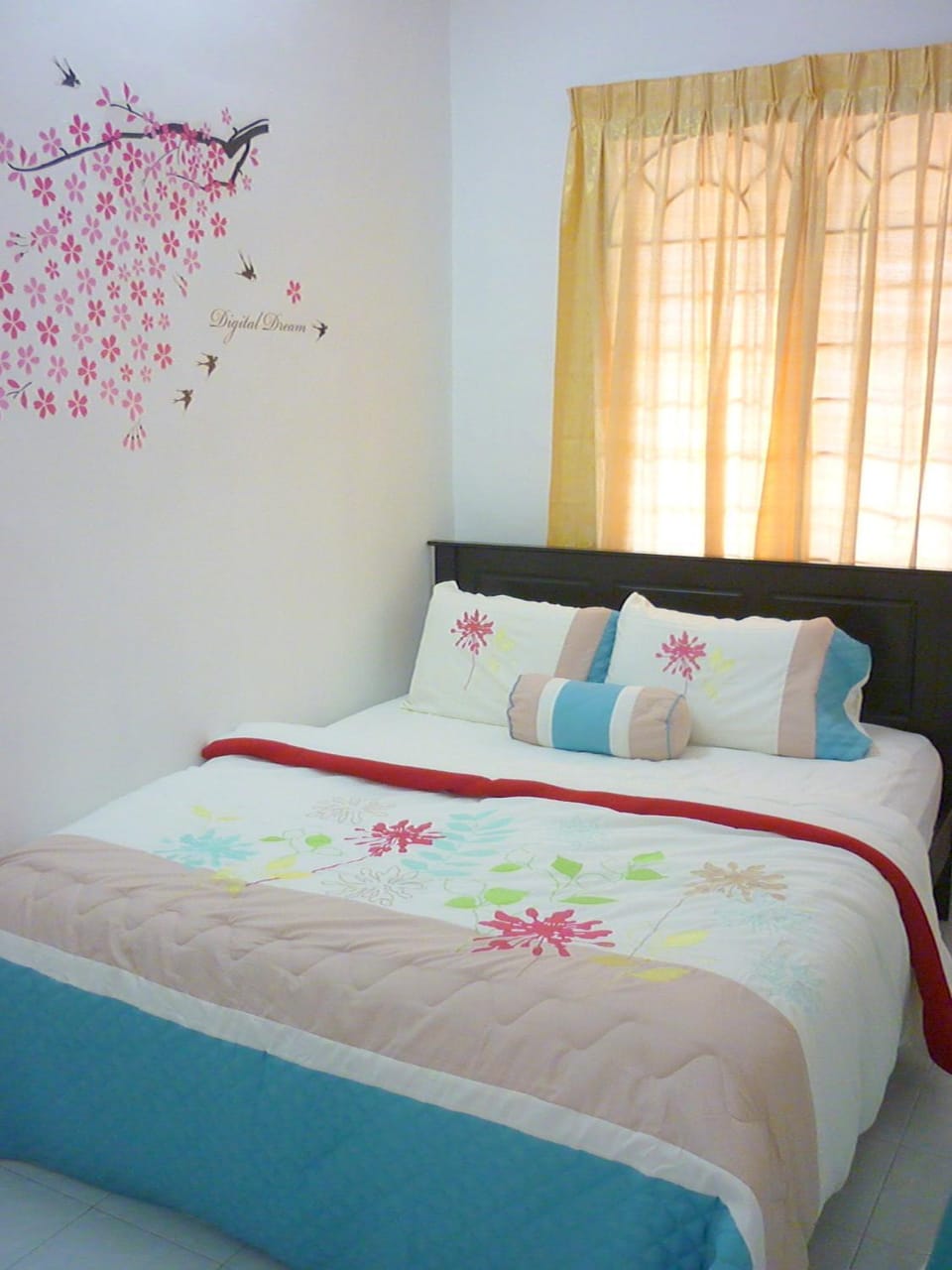 Photo of the whole room, cot