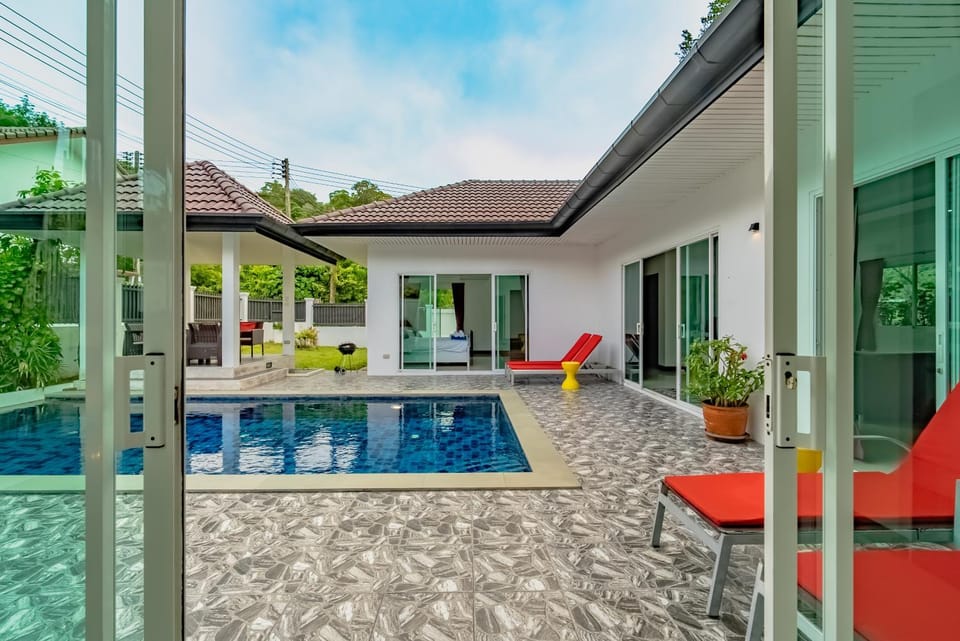 Property building, Day, Pool view, Swimming pool, sunbed