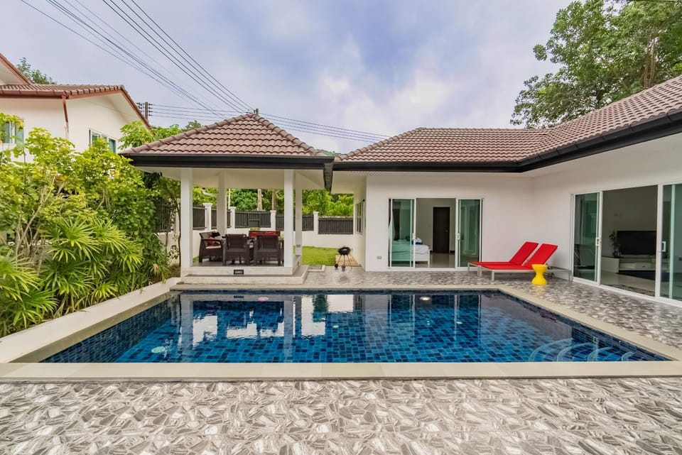 Property building, Patio, Day, Pool view, Swimming pool, Swimming pool, sunbed