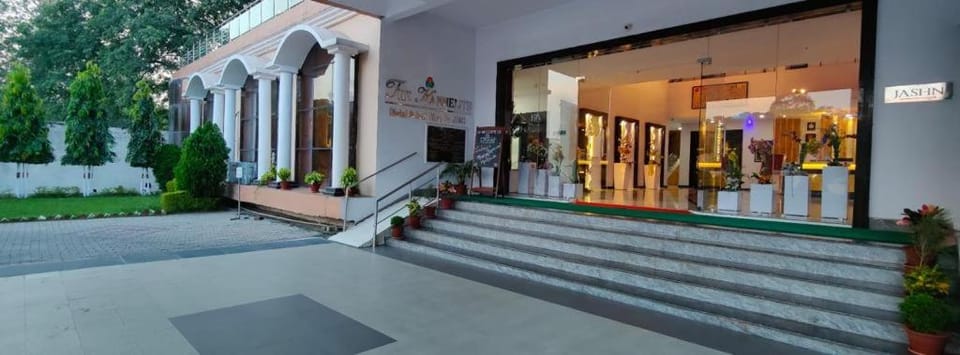 Facade/entrance