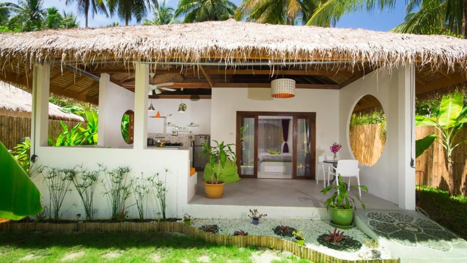 Property building, Patio, Facade/entrance, Day, Garden, Garden view