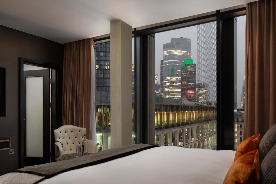 Bed, Night, Bathroom, View (from property/room), Seating area, Bedroom, City view, internet, locker, air conditioner