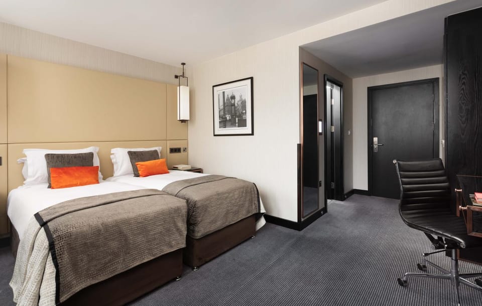Bed, Bathroom, Photo of the whole room, Decorative detail, Seating area, Bedroom, hair dresser, internet, locker, air conditioner