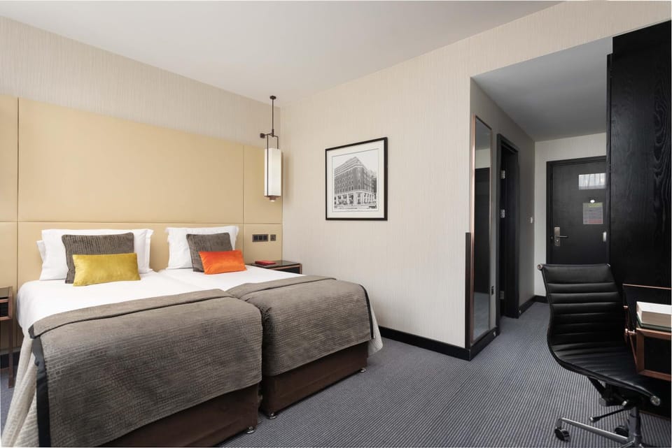 Bed, Living room, Photo of the whole room, Decorative detail, Seating area, Bedroom, hair dresser, locker