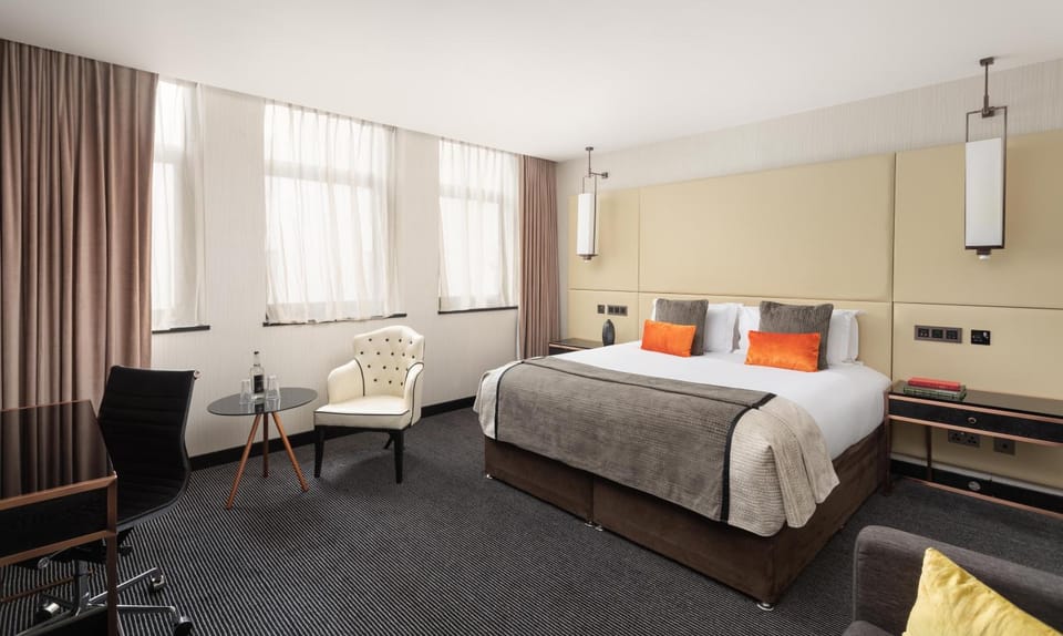 Bed, Library, Living room, Photo of the whole room, Decorative detail, Seating area, Bedroom, hair dresser, internet, locker, air conditioner