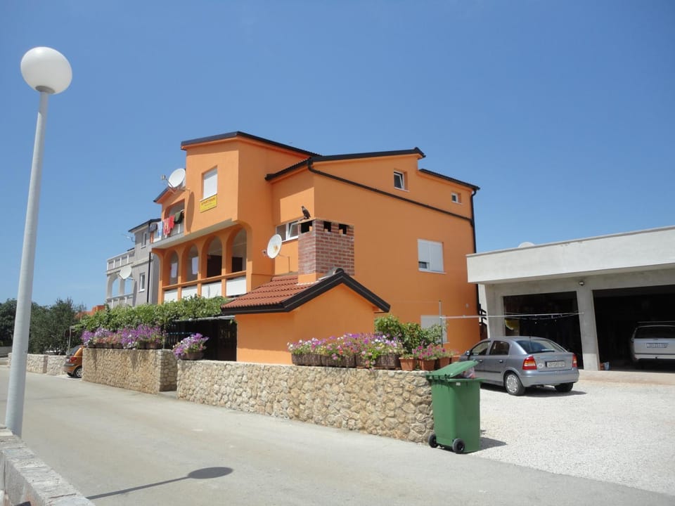 BBQ facilities, Beach, Pets, Parking