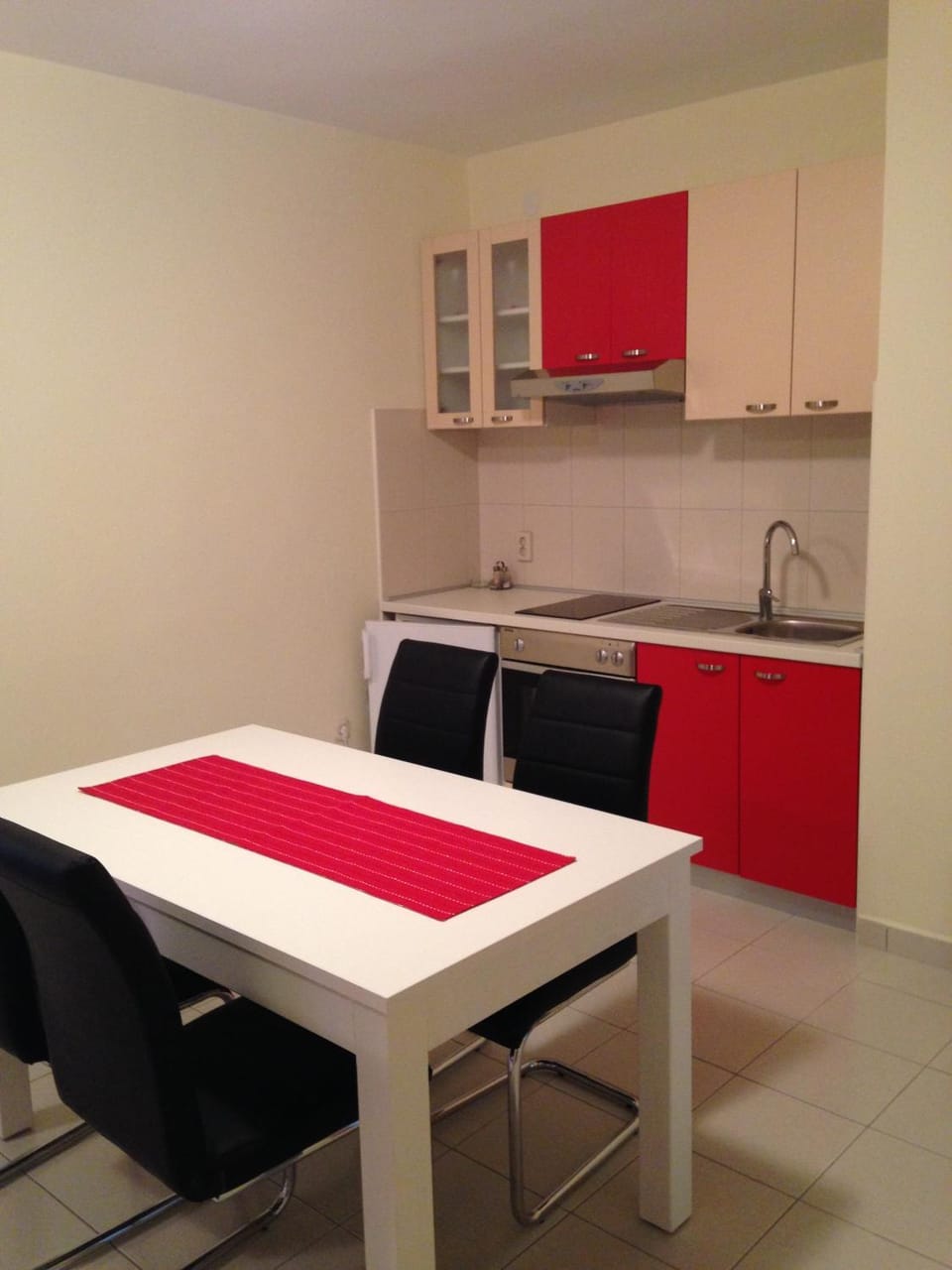 Kitchen or kitchenette, Dining area, Food, Drinks