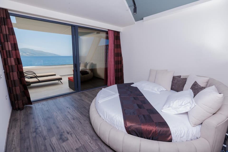 Natural landscape, View (from property/room), Photo of the whole room, Bedroom, Sea view, towels