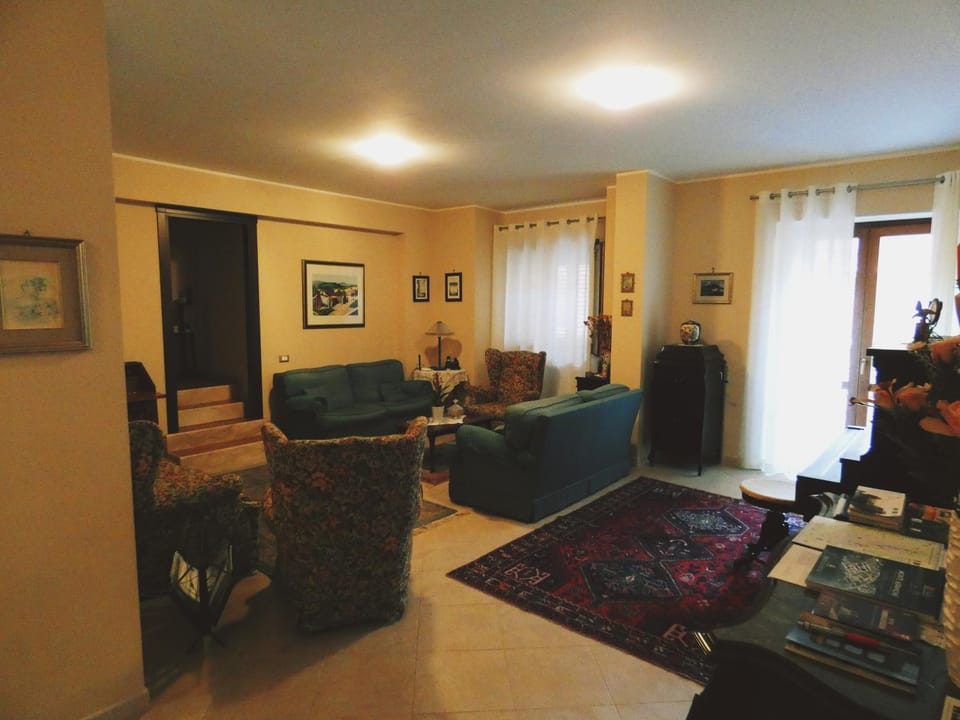 Communal lounge/ TV room