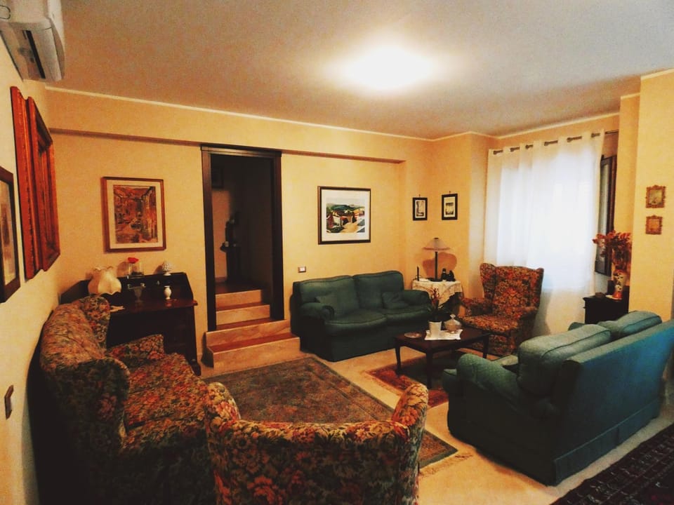 Communal lounge/ TV room