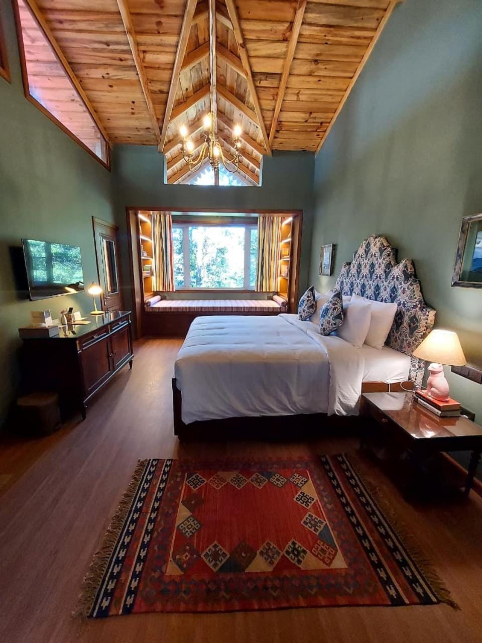 Bed, Photo of the whole room, Seating area