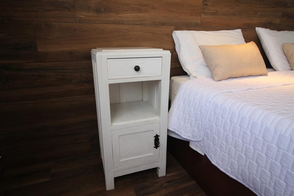 Shower, Bathroom, TV and multimedia, Decorative detail, Bedroom