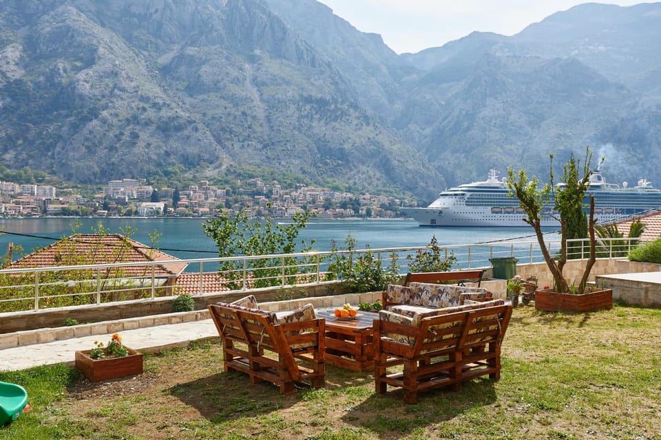 Patio, Mountain view