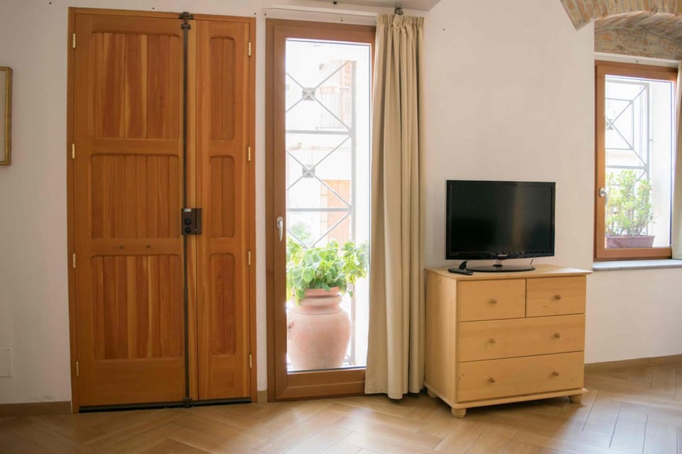 Facade/entrance, TV and multimedia, Photo of the whole room