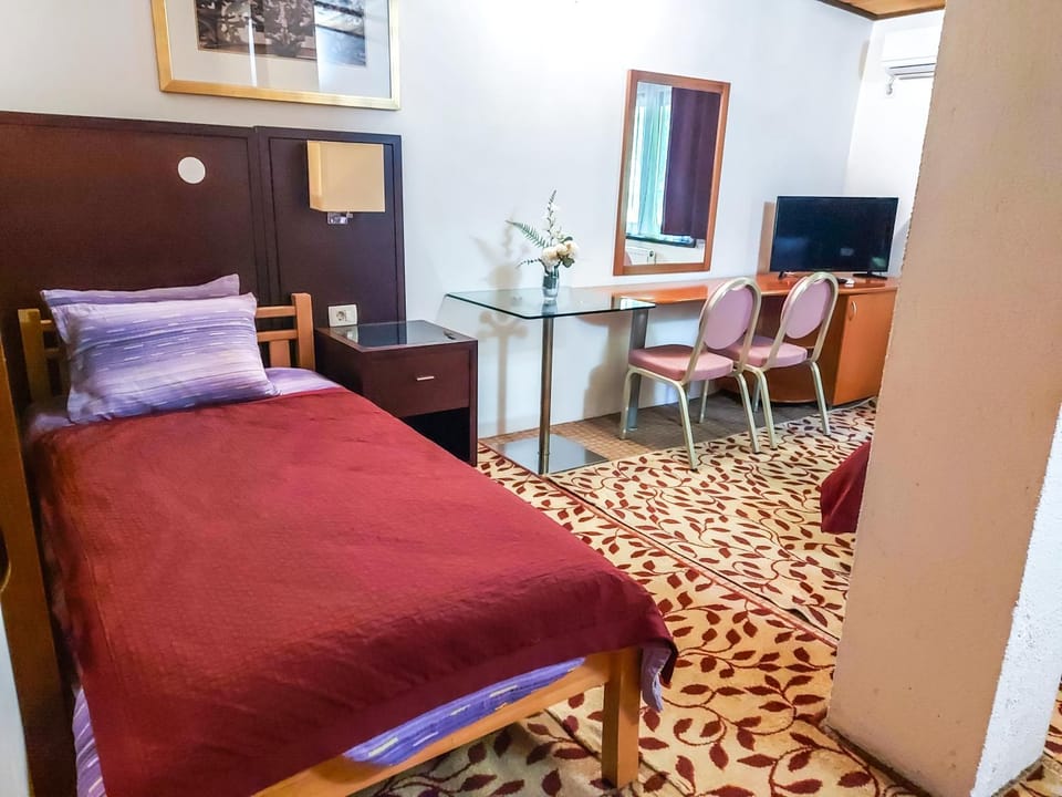 Bed, TV and multimedia, Bedroom
