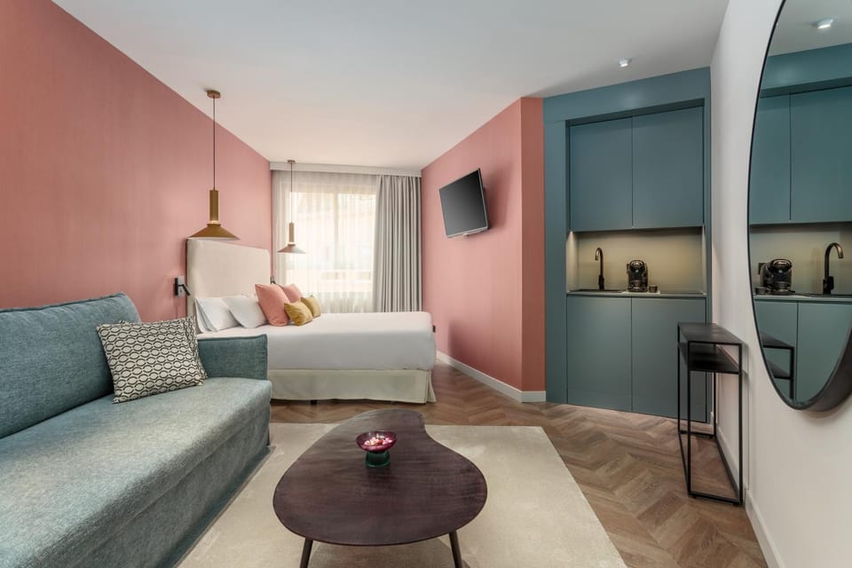 Bed, Photo of the whole room, Seating area, Dining area