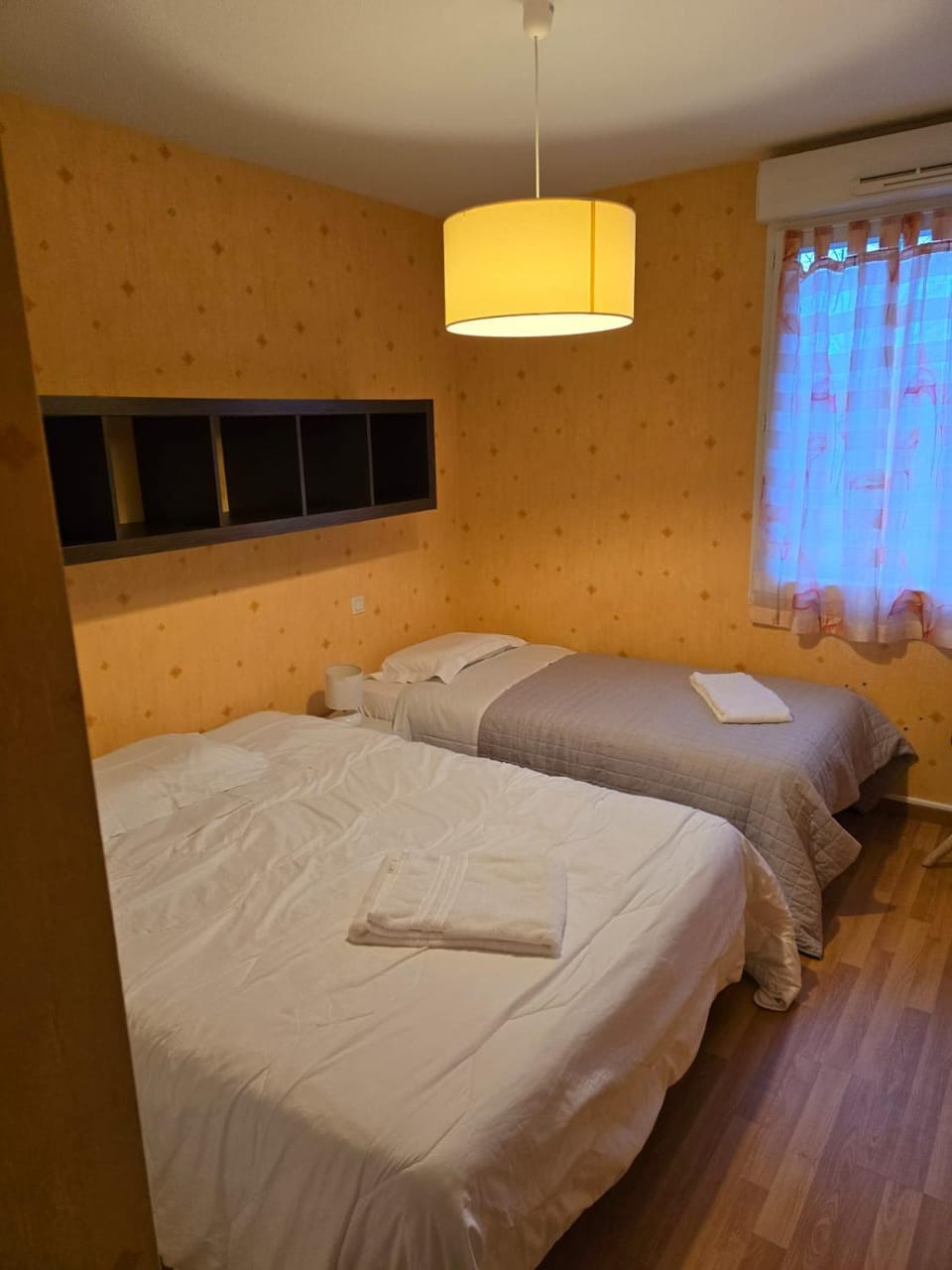 Photo of the whole room, towels