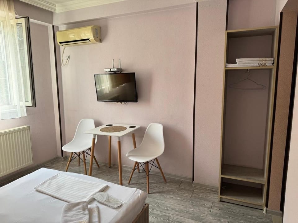 Bed, TV and multimedia, Photo of the whole room, Bedroom, furniture, towels, wardrobe, air conditioner