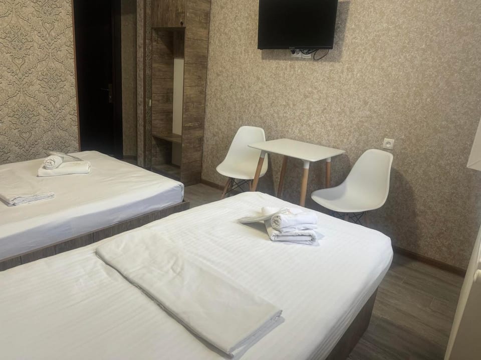 Bed, TV and multimedia, Photo of the whole room, Bedroom, towels