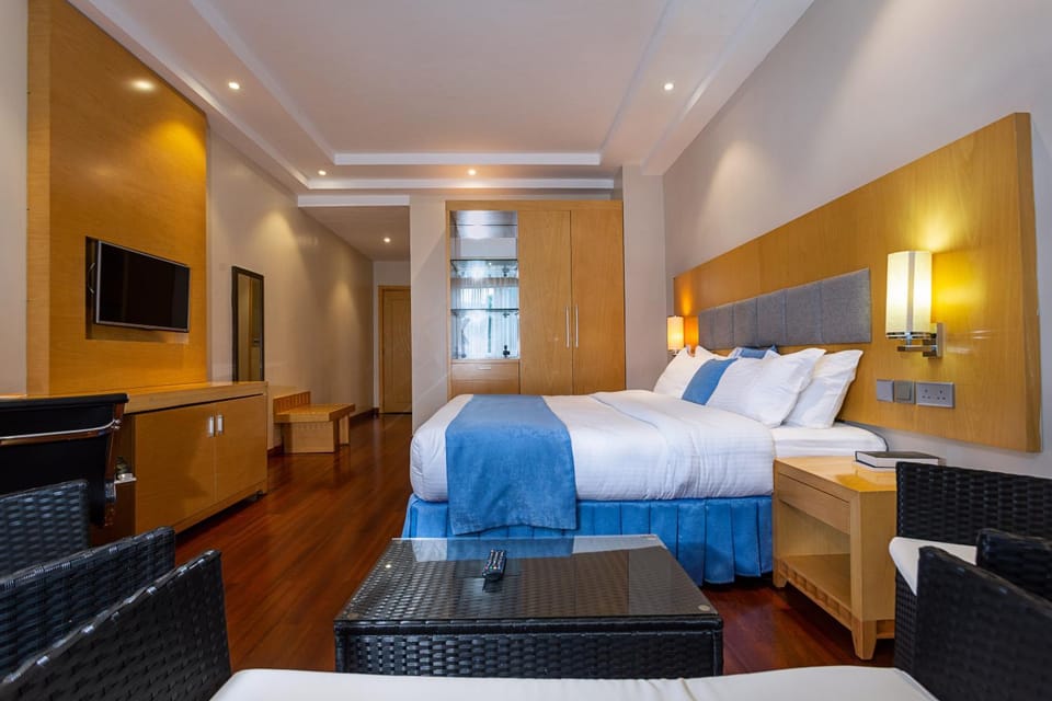 Bed, Living room, Photo of the whole room, Seating area, Bedroom