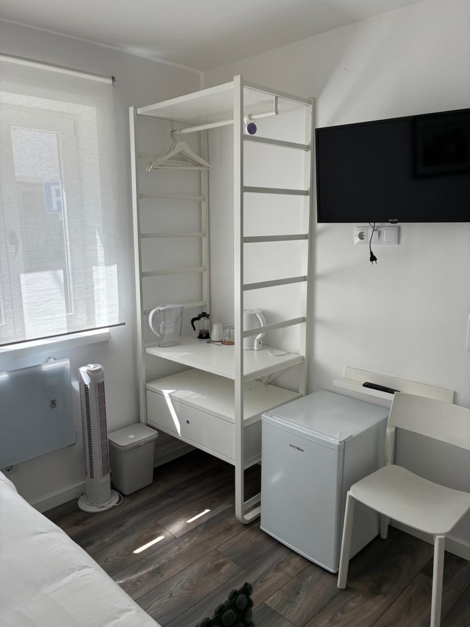 Photo of the whole room, Bedroom